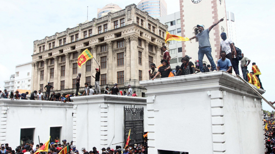 Los manifestantes en Colombo, Sri Lanka, irrumpen en el complejo presidencial