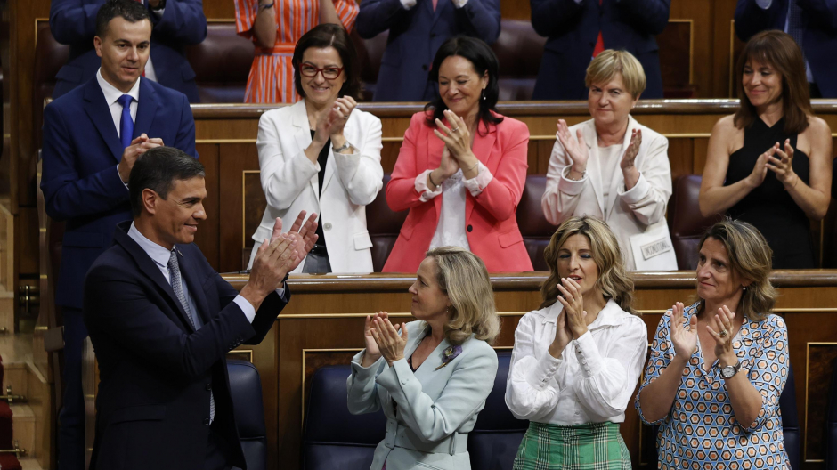 El presidente del Gobierno, Pedro Sánchez es aplaudido por la bancada socialista tras su intervención