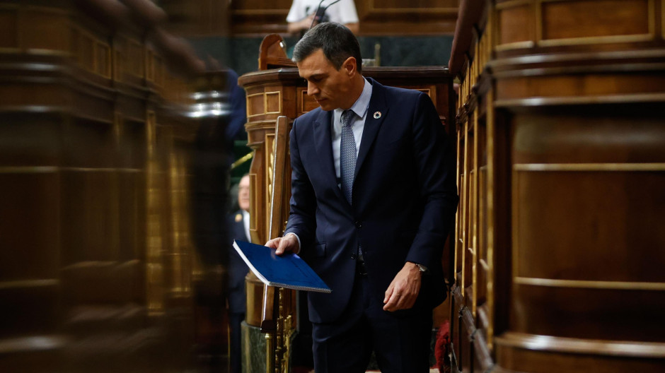 Pedro Sánchez bajando de la tribuna del Congreso