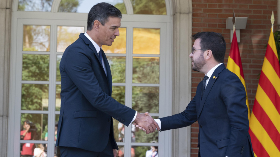 El saludo entre Pedro Sánchez y Pere Aragonès