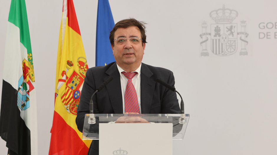 Fernández Vara (PSOE) hace un elogio de Juan Carlos I delante de Pedro Sánchez.