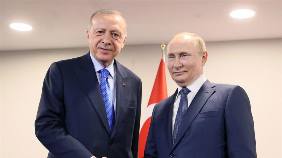 Recep Tayyip Erdogan y Vladimir Putin se saludan en Teherán después de que el ruso esperase 50 segundos