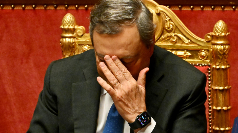 El primer ministro de Italia, Mario Draghi, reacciona durante el debate sobre la crisis del gobierno