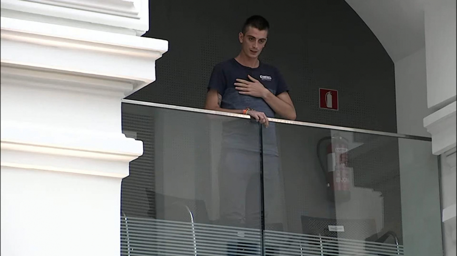 El emotivo aplauso al hijo del trabajador de limpieza que murió por un golpe de calor en Madrid