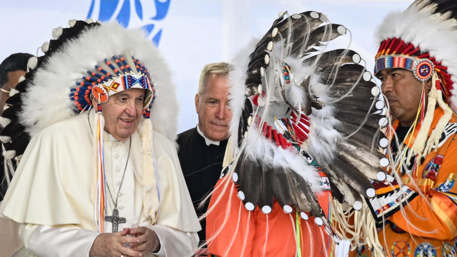 El papa Francisco lleva un tocado que le regalaron los líderes indígenas durante una reunión en Muskwa Park en Maskwacis, Alberta, Canadá