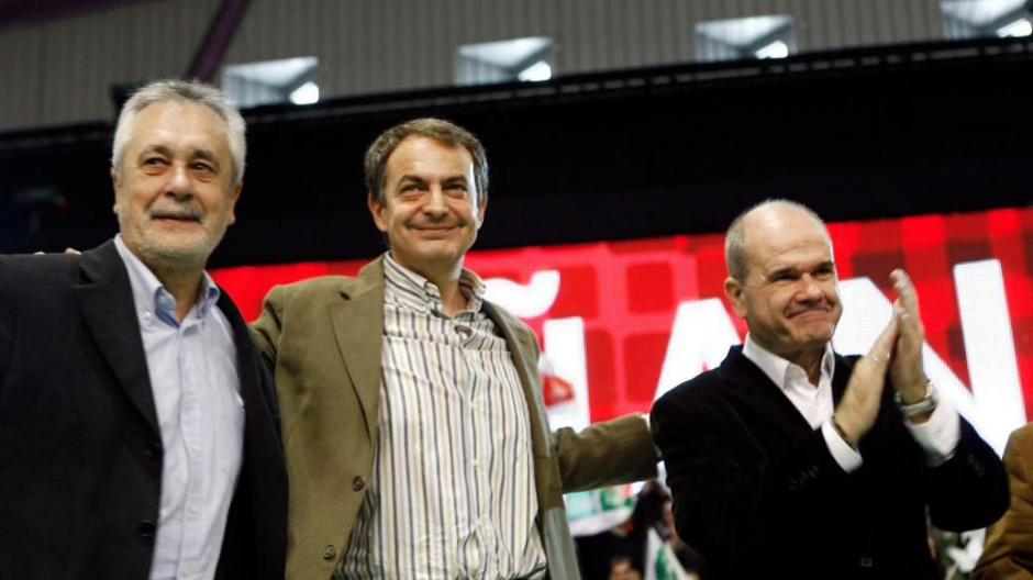 Los ex presidentes de Andalucía Manuel Chaves y José Antonio Griñán, junto al ex presidente del Gobierno, José Luis Rodríguez Zapatero