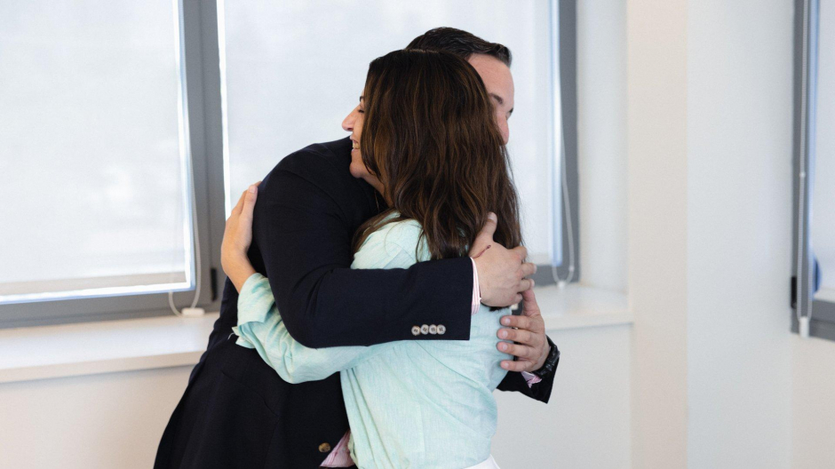 Imagen publicada en Twitter por Santiago Abascal en la que el líder de Vox se abraza con Macarena Olona