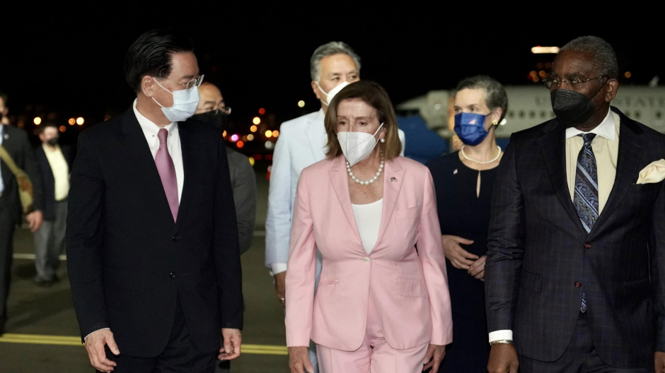 La presidenta de la Cámara de Representantes de EE. UU., Nancy Pelosi ( C) siendo recibido por el Ministro de Relaciones Exteriores de Taiwán, Joseph Wu