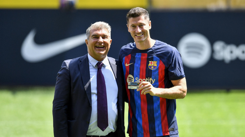 Robert Lewandowski con Joan Laporta durante la presentación del jugador en el Camp Nou