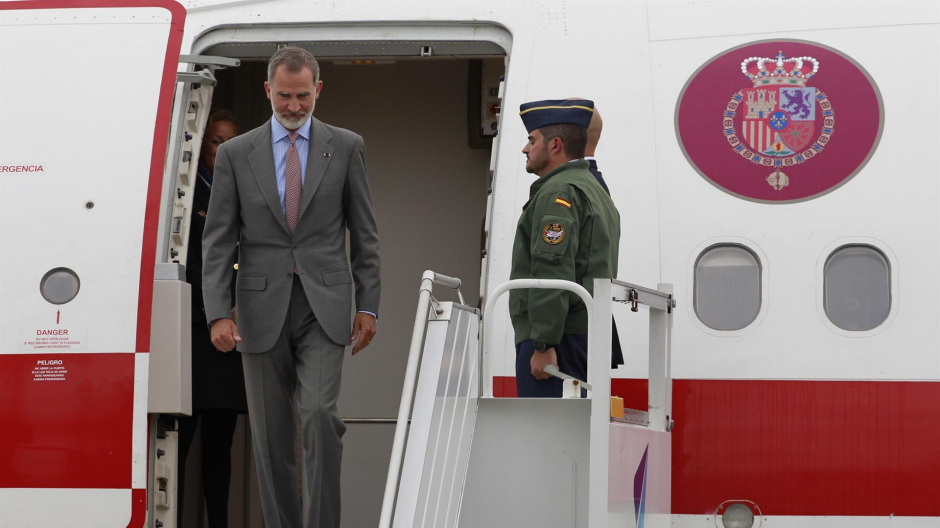 El rey Felipe VI desciende del avión en la base militar Catam hoy, en Bogotá (Colombia). Felipe VI asiste en la investidura de Gustavo Petro como nuevo mandatario de Colombia