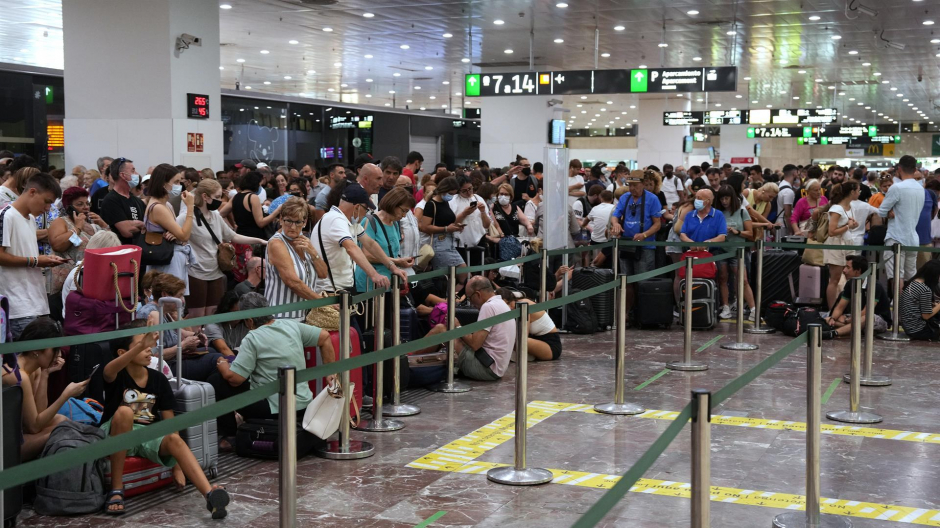 Cientos de pasajeros aguardan pacientemente en el vestíbulo de la Estación de Sants Barcelona
