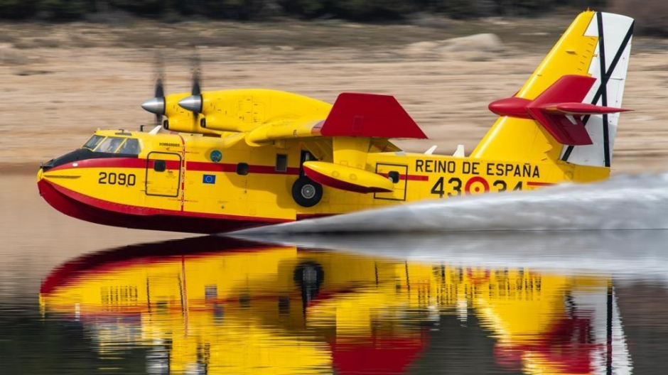 Avión de 43 Grupodel Ejército del Aire carga agua para sofocar un incendio