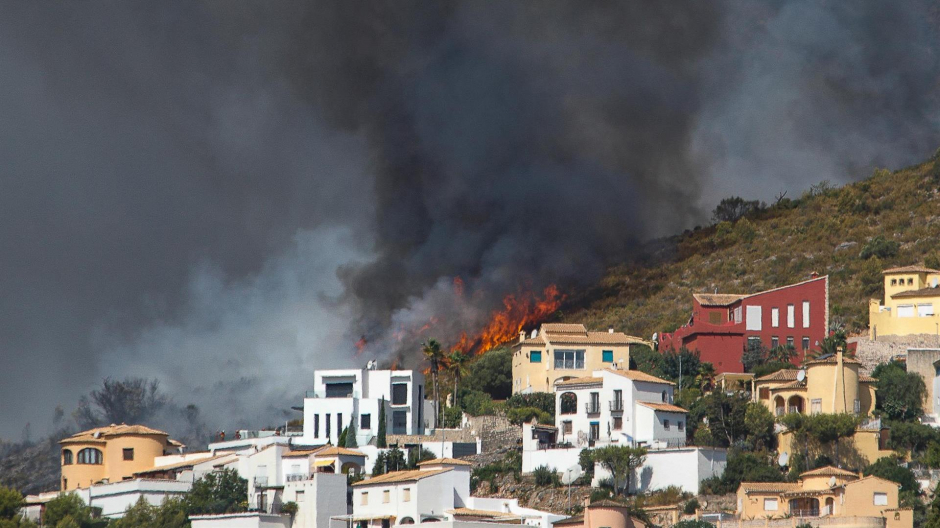 El incendio de Vall d'Ebo, Alicante, avanza hacia una zona de viviendas en la Atzubia