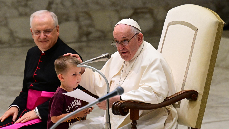 El Papa junto a un niño en la audiencia general del 17 de agosto de 2022