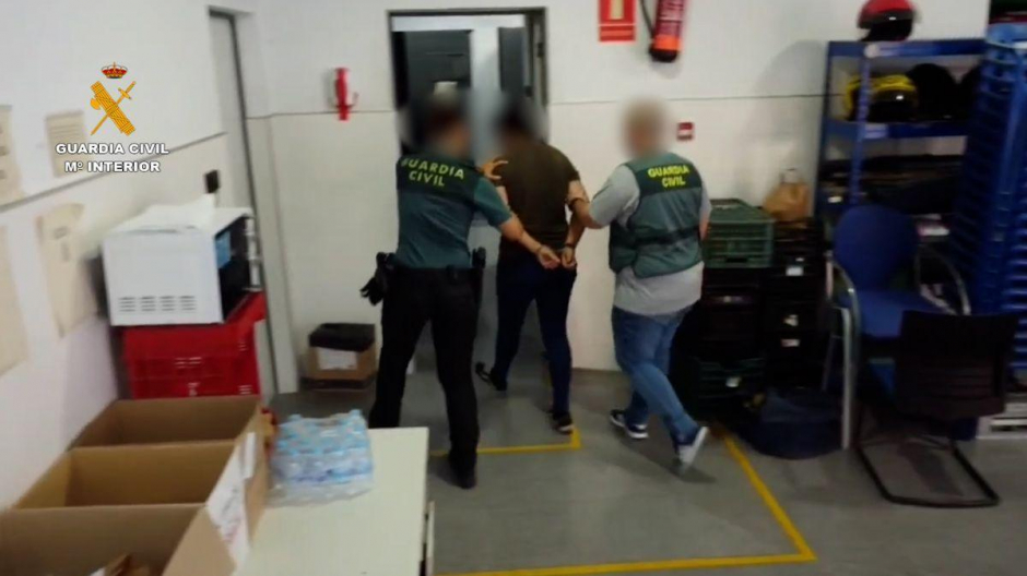 Dos agentes de la Guardia Civil escoltan a la detenida acusada de robar joyas por valor de 300.000 euros en Valencia