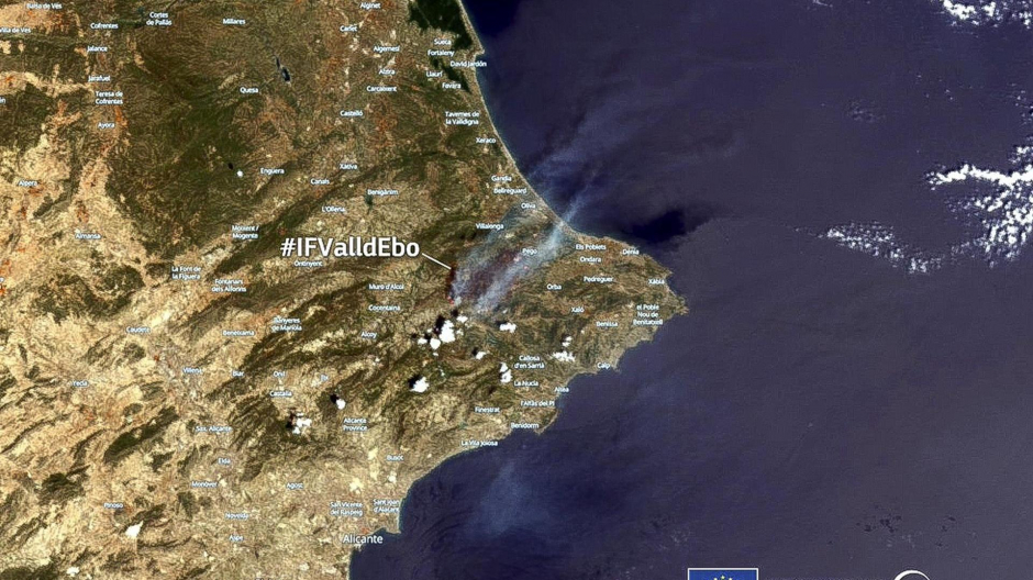 Fotografía del humo que se levanta sobre la zona de la Vall D'Ebo, sacada por el sistema de vigilancia europeo Copernicus
