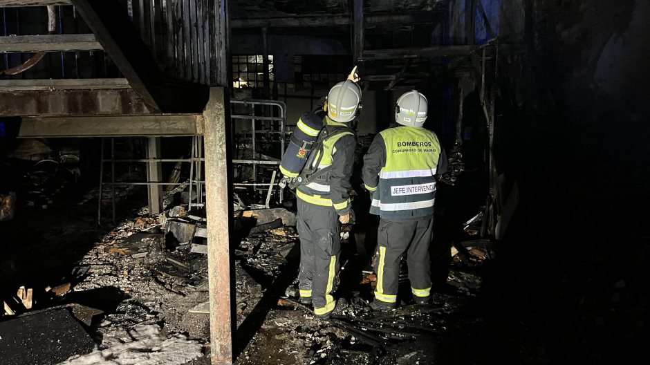Bomberos de la Comunidad de Madrid, en la nave industrial que ha ardido en Torrejón de Ardoz provocando la muerte de dos personas