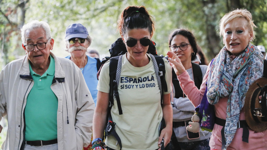 Macarena Olona ha comenzado el Camino de Santiago en Sarria arropada por simpatizantes