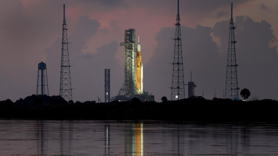 El cohete que lanzará la misión Artemis 1 al espacio desde Cabo Cañaveral (Florida), vista este martes