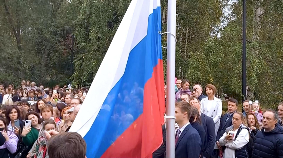 Imagen del izado de bandera en una escuela rusa