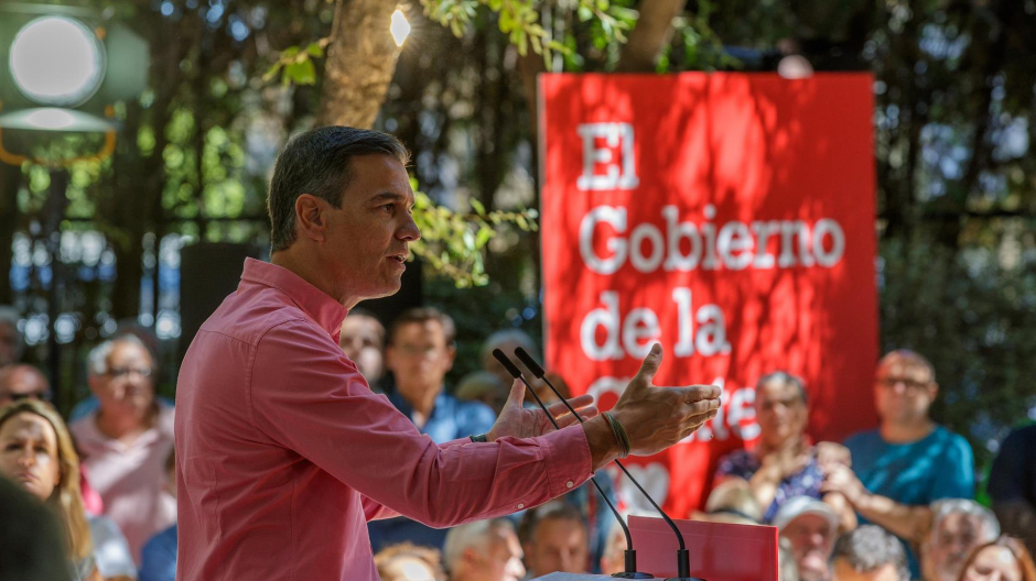 El secretario general del PSOE y presidente del Gobierno, Pedro Sánchez, en su intervención en el primer acto de la campaña 'El Gobienro de la Gente' en Sevilla