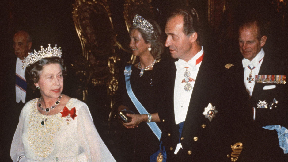 La Reina Isabel II, acompañada por el Rey Juan Carlos, la Reina Sofia y el Duque de Edimburgo, en una cena de gala en Madrid, en 1988