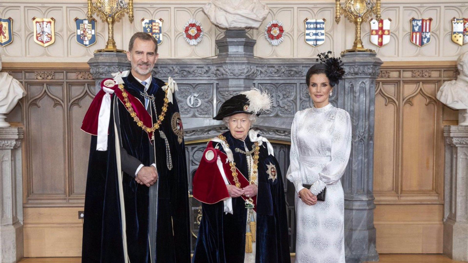 El Rey Felipe VI, la Reina Isabel II de Inglaterra y la Reina Letizia en una foto posterior a la ceremonia de investidura de Don Felipe como Caballero de la Muy Noble Orden de la Jarretera, la máxima distinción que concede la monarquía británica