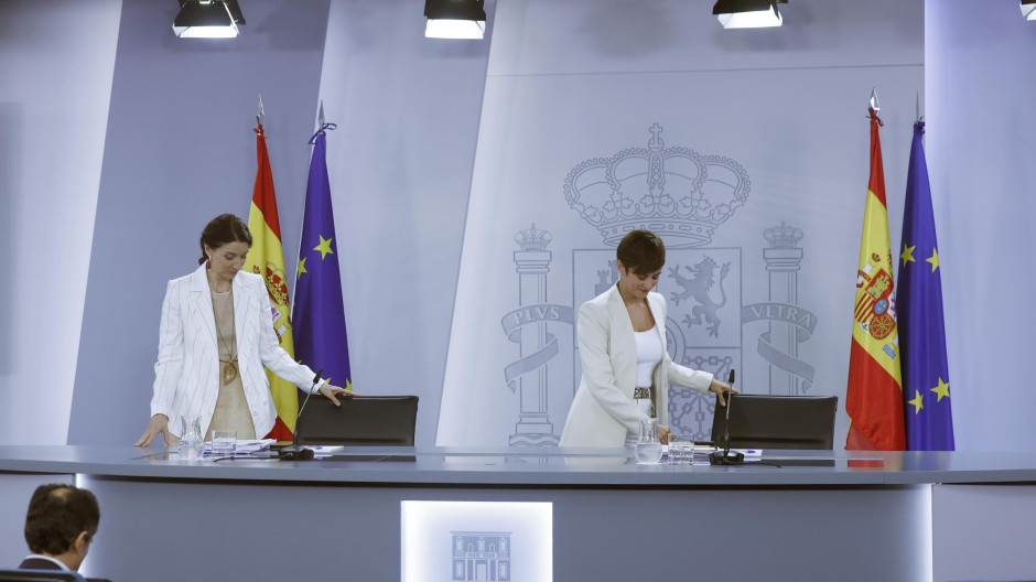 Las ministras de Justicia, Pilar Llop (i), y la ministra de Política Territorial y portavoz del Gobierno, Isabel Rodríguez