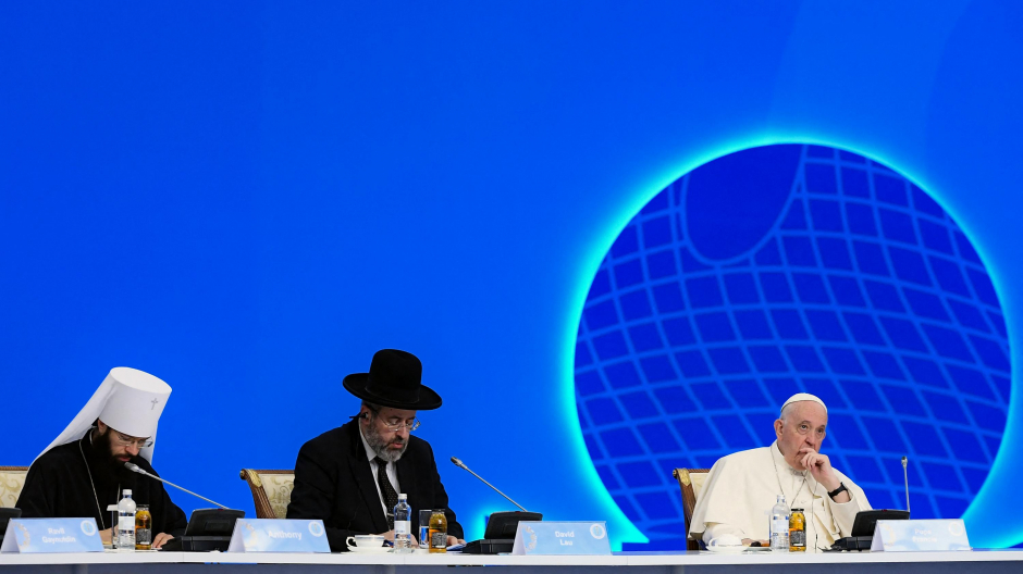 El Papa Francisco junto al jefe del Departamento de Relaciones externas del patriarcado de Moscú, durante las conclusiones del congreso de líderes mundiales en Kazajistán