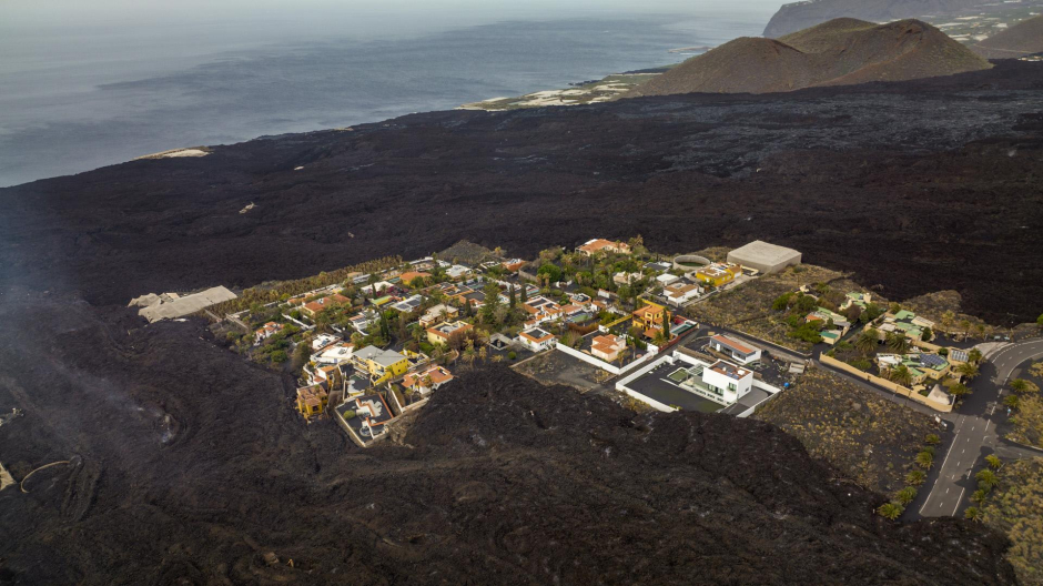 Un grupo de casas salvadas de la colada del volcán el 6 de diciembre de 2021