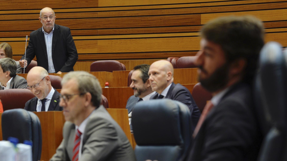 El viceportavoz del Grupo Mixto, Francisco Igea (i), y el vicepresidente de la Junta de Castilla y León, Juan García Gallardo (d), durante la sesión plenaria celebrada hoy,