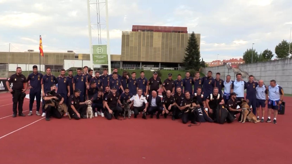 La Policía Nacional expone su unidad canina a la Selección Española