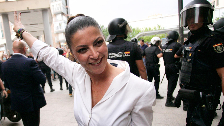 La exdiputada de Vox, Macarena Olona, llega a la Universidad de Murcia para dar una conferencia, rodeada de fuerte presencia policial