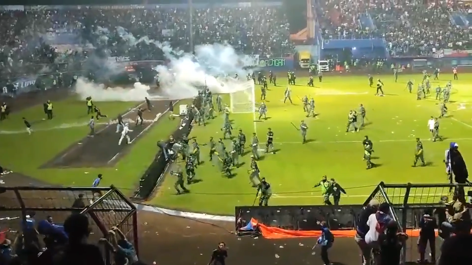 127 muertos y más de 200 heridos, en un partido de fútbol en Indonesia