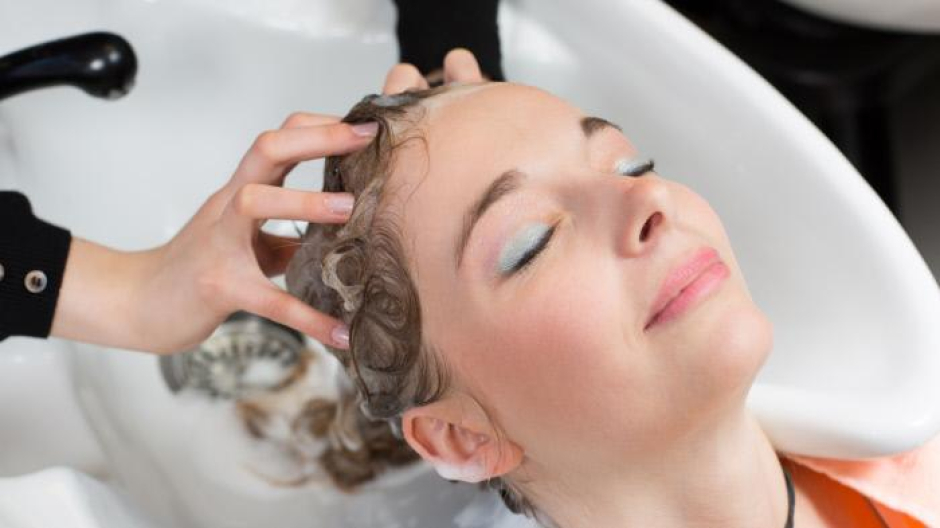 El champú es fundamental para la salud del cuero cabelludo y el pelo, según los dermatólogos