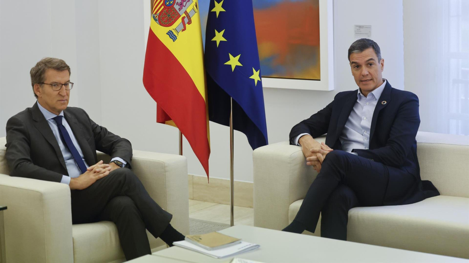 El presidente del Gobierno, Pedro Sánchez (d), se reúne con el líder del PP, Alberto Núñez Feijóo (i), en La Moncloa