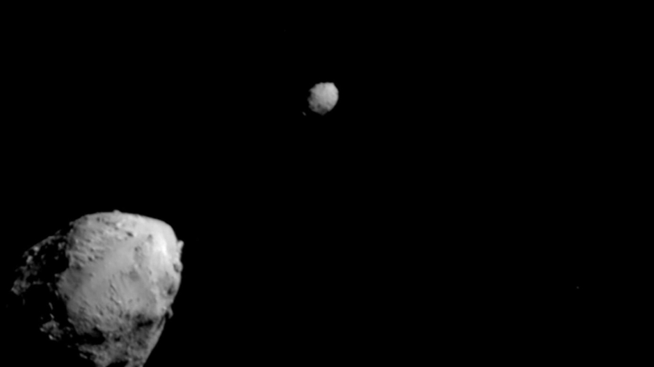 El asteroide Didymos (izq.) y su luna, Dimorphos (dcha.), unos 2,5 minutos antes del impacto de la nave espacial DART