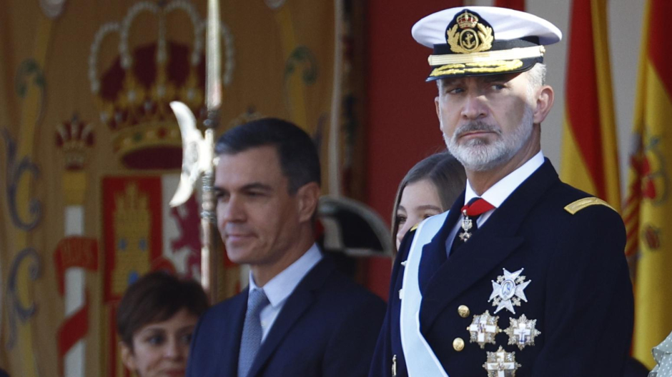 Felipe VI y, de fondo, Pedro Sánchez