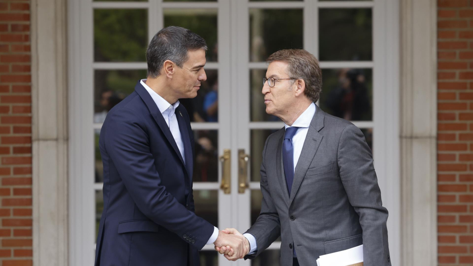 El presidente del Gobierno, Pedro Sánchez (i), recibe al líder del PP, Alberto Núñez Feijóo (d), antes de su reunión en La Moncloa