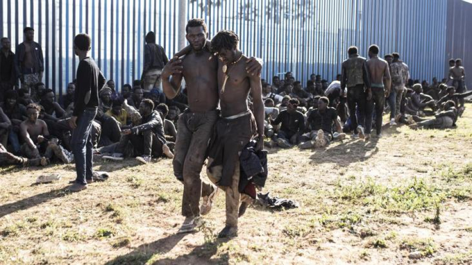 Unos 500 migrantes de origen subsahariano lograron saltar la valla de Melilla
