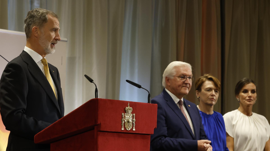 El Rey Felipe VI, la reina Leticia y el presidente de la República Alemana, Frank-Walter Steinmeier en la presentación de la Feria del Libro