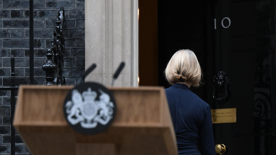 Liz Truss entra en el 10 de Downing Street tras haber dimitido como primer ministra del Reino Unido