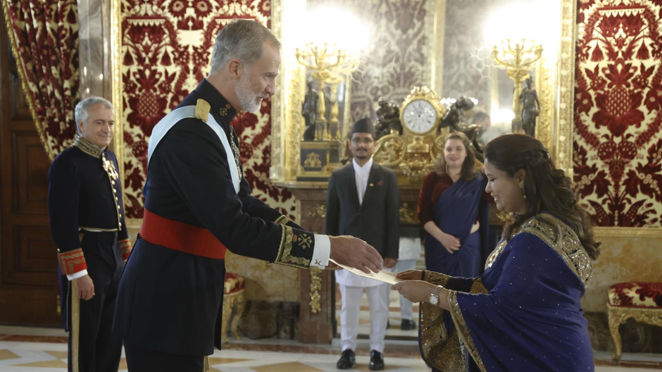 El rey Felipe VI (i) recibe las credenciales de la nueva embajadora de la República Federal Democrática de Nepal, Sarmila Parajuli Dhakal, durante una ceremonia en el Palacio Real