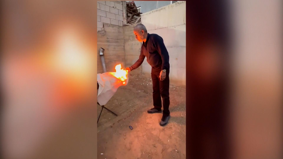 Palestino prendiendo fuego a una camisa de Zara