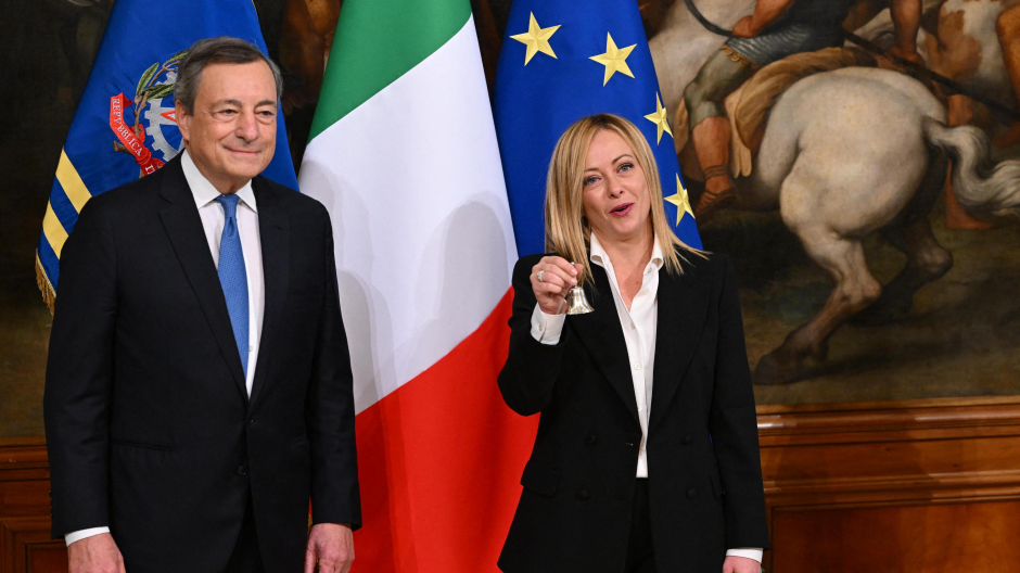 La nueva Primera Ministra de Italia, Giorgia Meloni y el Primer Ministro saliente de Italia, Mario Draghi