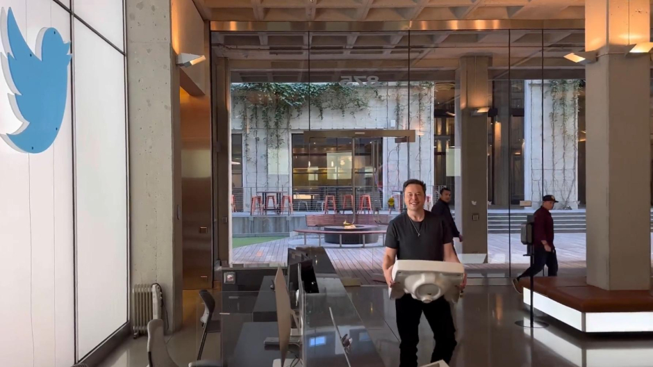 Musk entró en la sede de Twitter en San Francisco con un lavabo en la mano