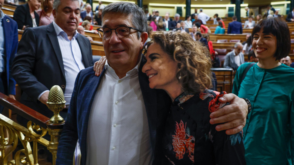 La ministra de Hacienda sale del hemiciclo agarrada a Patxi López