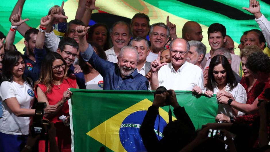 El presidente electo de Brasil, Lula da Silva, celebra su victoria junto a su esposa Janja y al vicepresidente electo Geraldo Alckmin