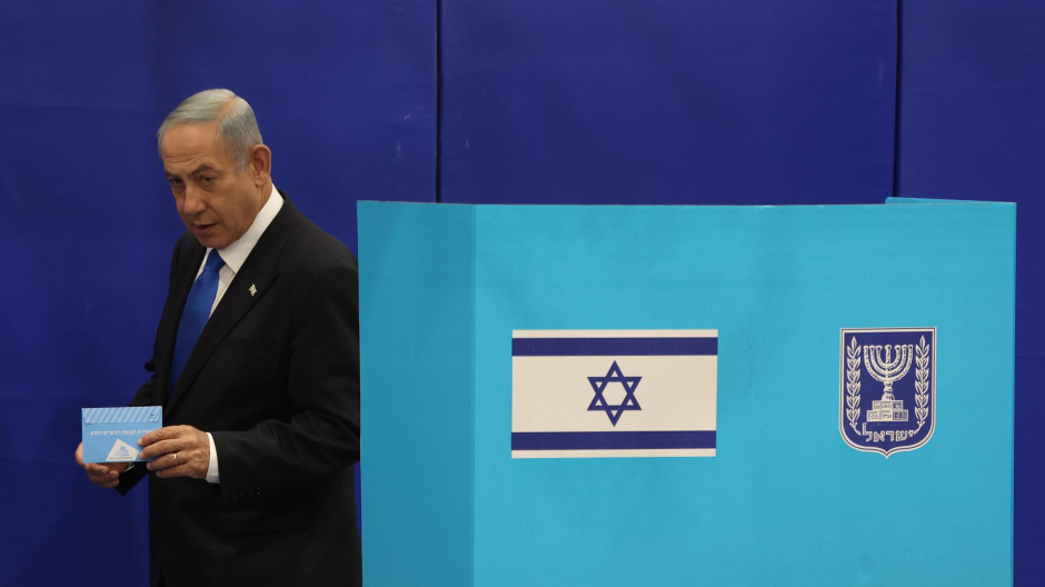 Benjamin Netanyahu acude a votar durante los comicios de este martes