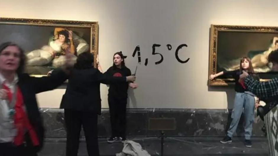 Momento en que las dos activistas se pegan a los marcos de 'Las Majas' de Goya